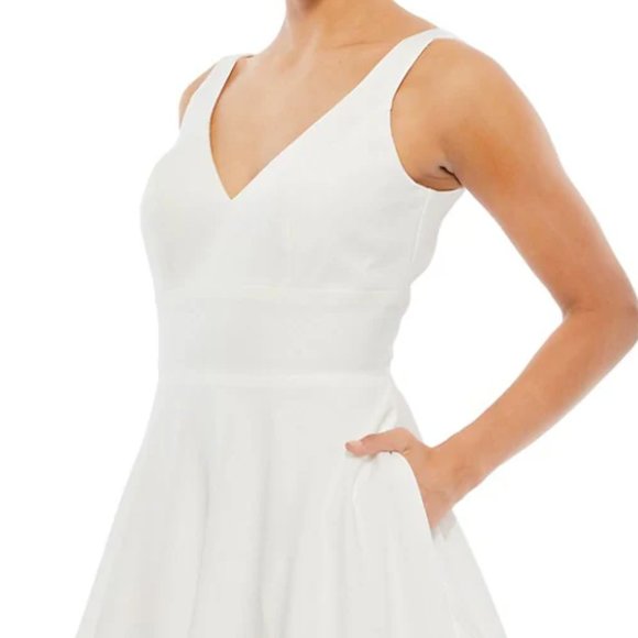 MAC DUGGAL TAILORED V-NECK CREPE WHITE BALL GOWN sz 12 - Picture 3 of 5